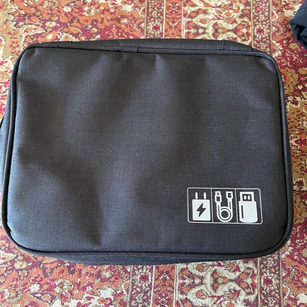 Great Condition Electronics Travel Case & Organizer
